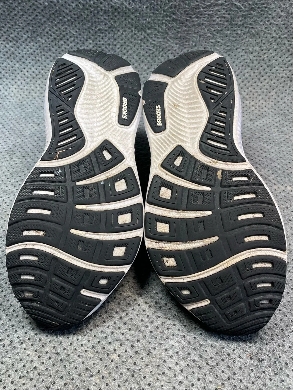 Brooks Ghost 17 Black White Running Shoes Size 9.5 Men’s